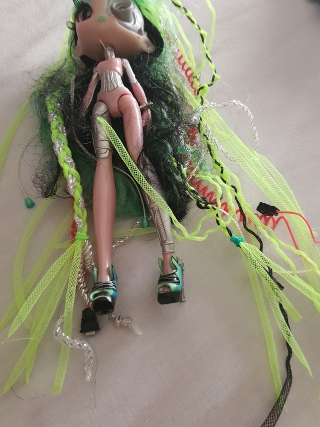 Novi Stars - Muñeca Curl N'Coil: Roe Botik (Bandai