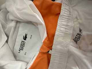 Chaqueta Lacoste blanca y naranja