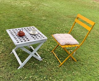 Mesa y silla jardín: blanca y amarilla