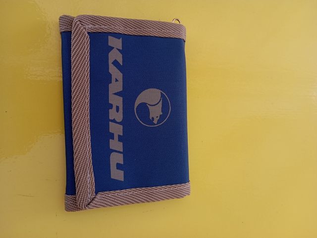 Billetera Karhu azul beige - años 80
