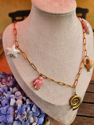 Collar en acero con charm peces, tortugas ...