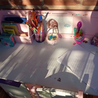 Escritorio infantil rosa y blanco