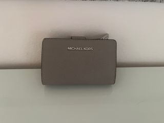 Monedero Michael Kors gris.