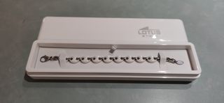 Pulsera Lotus acero-cerámica blanca en su caja