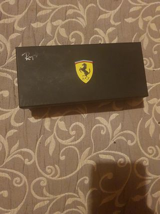 Caja vacia Ray-Ban con el  logo de Ferrari.negra