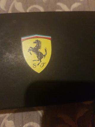 Caja vacia Ray-Ban con el  logo de Ferrari.negra
