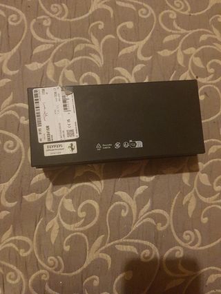Caja vacia Ray-Ban con el  logo de Ferrari.negra