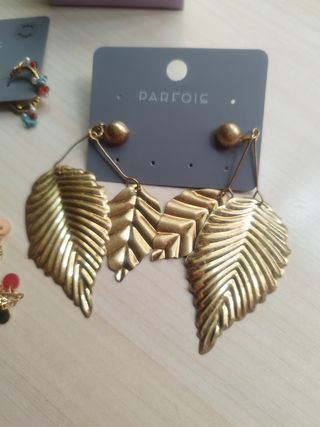 Parfois - Joyas doradas y multicolor