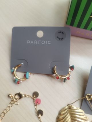 Parfois - Joyas doradas y multicolor