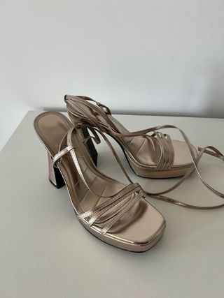 Sandalias tacón dorado Zara