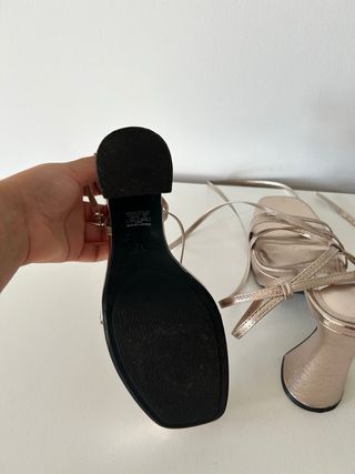 Sandalias tacón dorado Zara