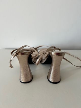 Sandalias tacón dorado Zara