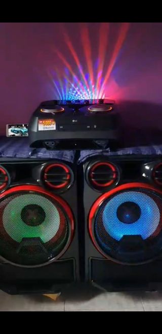 LG CK99: Equipo de música con luces