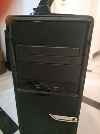 Torre PC sobremesa negra