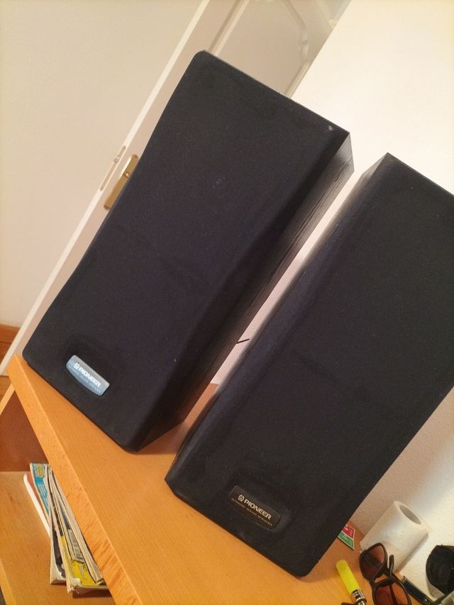 Altavoces Pioneer negros con cableado