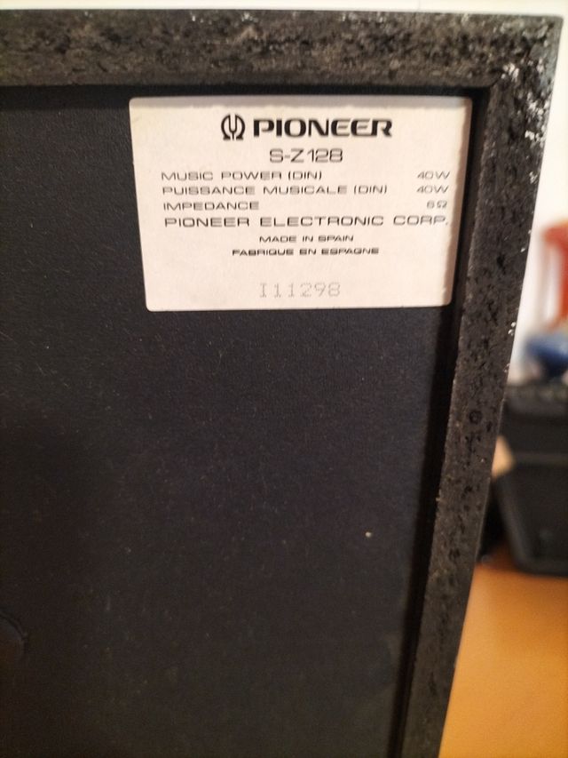 Altavoces Pioneer negros con cableado