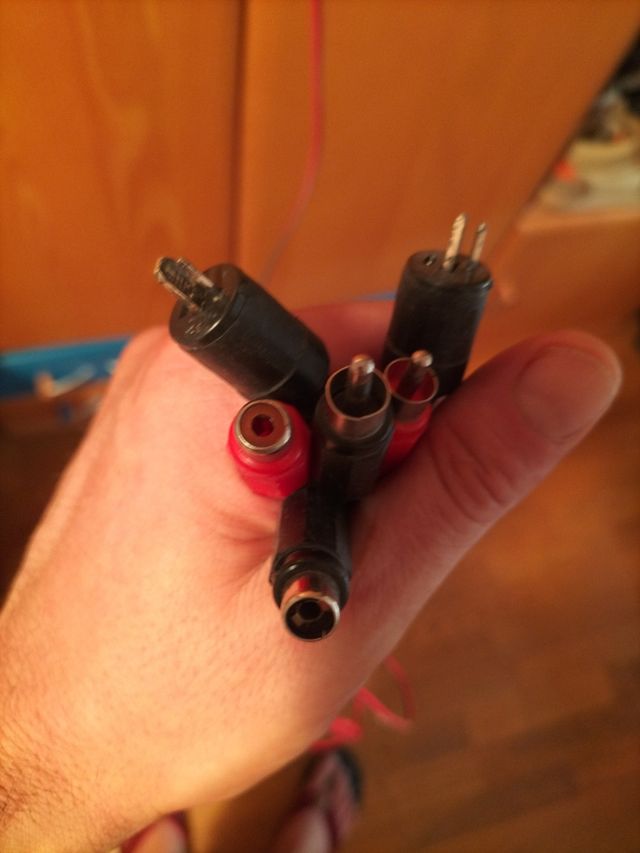 Altavoces Pioneer negros con cableado