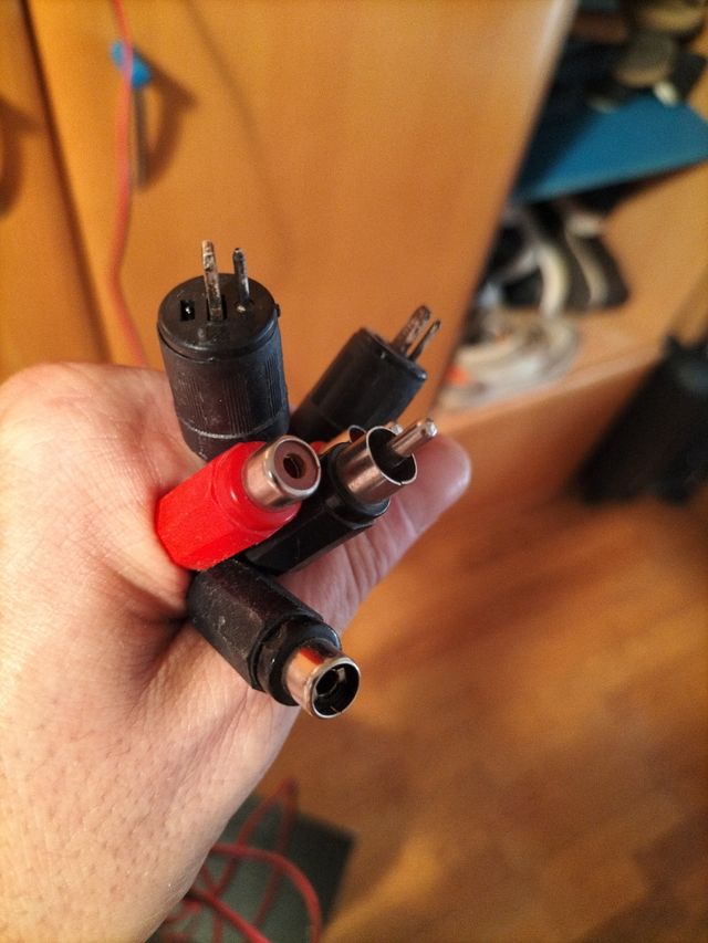 Altavoces Pioneer negros con cableado