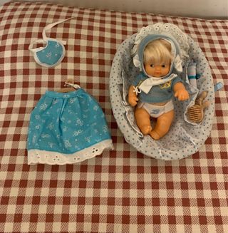 Muñeca Barriguitas antigua con cuna y esquimal 