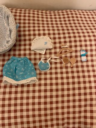 Muñeca Barriguitas antigua con cuna y esquimal 