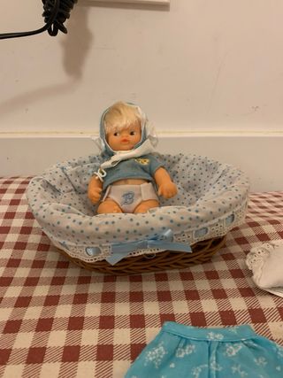 Muñeca Barriguitas antigua con cuna y esquimal 