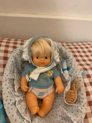 Muñeca Barriguitas antigua con cuna y esquimal 