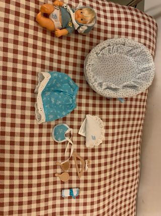 Muñeca Barriguitas antigua con cuna y esquimal 