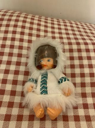 Muñeca Barriguitas antigua con cuna y esquimal 