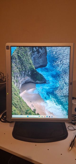 Monitor HP 17" - Gris y Blanco
