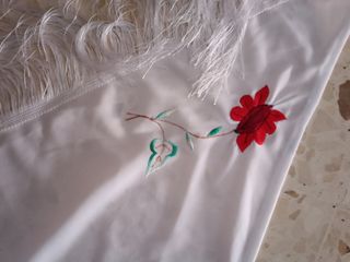 Mantoncillo blanco bordado flores rojas