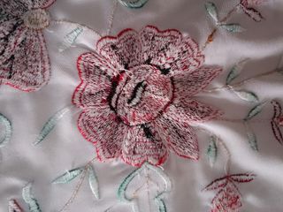 Mantoncillo blanco bordado flores rojas
