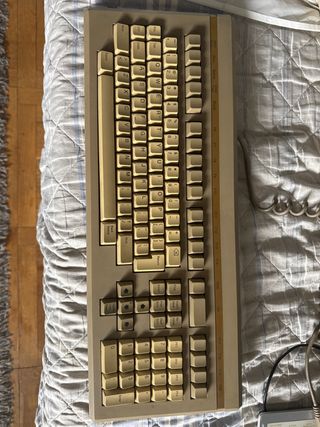 Teclado mecánico beige antiguo