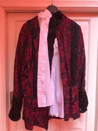 Traje medieval rojo y negro