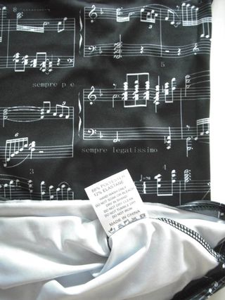 Camiseta de notas musicales negra