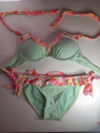 Bikini verde de flores rosas