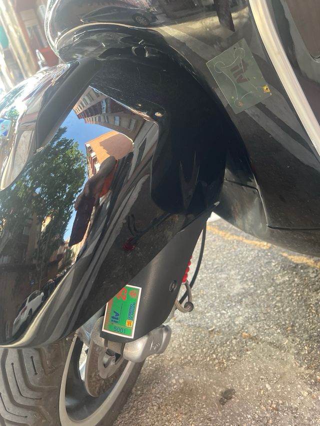 Vespa 125 GTS ie - 33000 - 2010 + seguro.  (150)