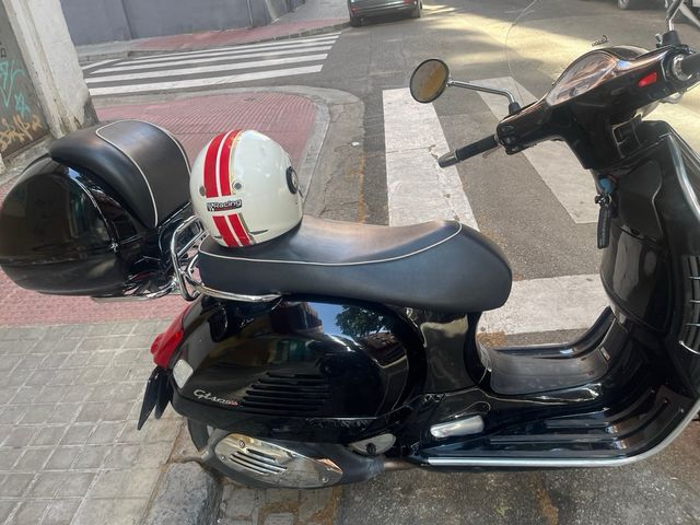 Vespa 125 GTS ie - 33000 - 2010 + seguro.  (150)