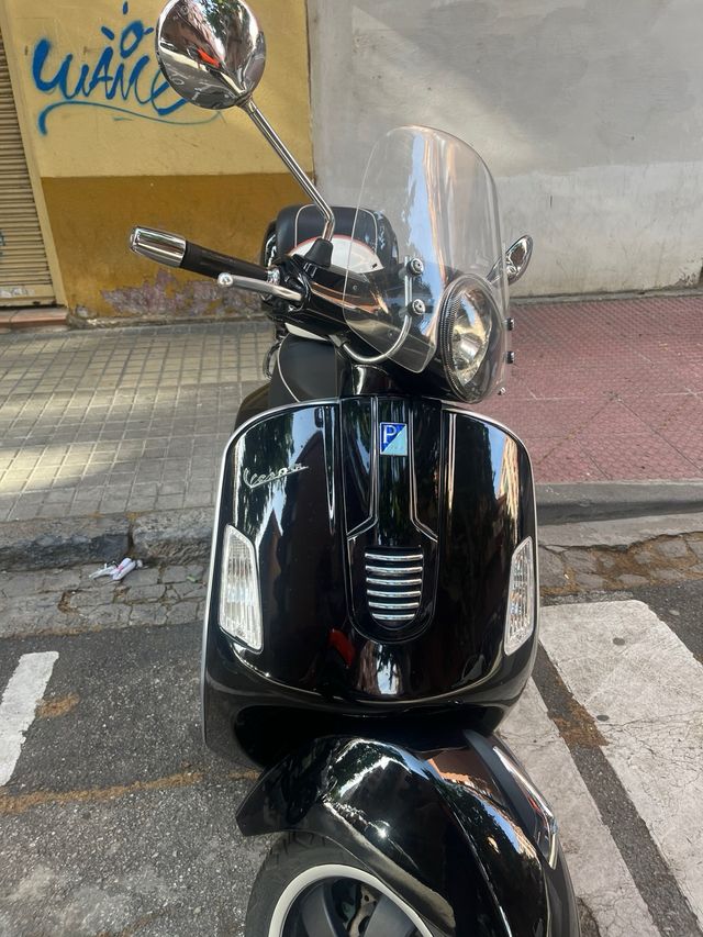Vespa 125 GTS ie - 33000 - 2010 + seguro.  (150)