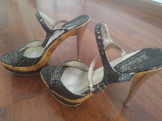 Sandalias tacón negras doradas