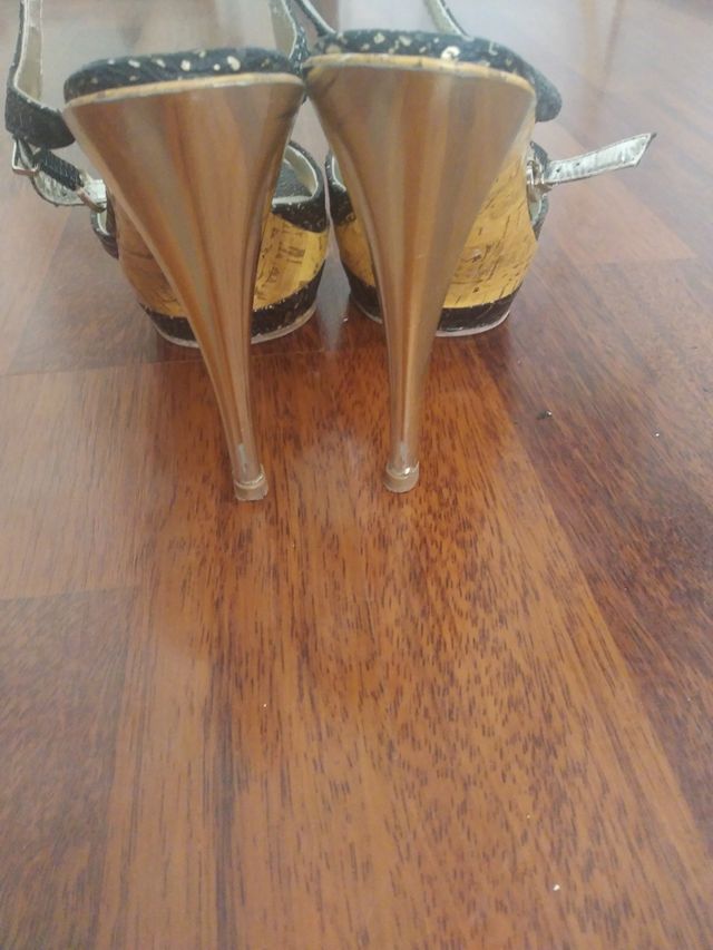 Sandalias tacón negras doradas