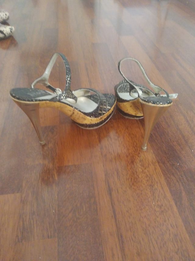 Sandalias tacón negras doradas