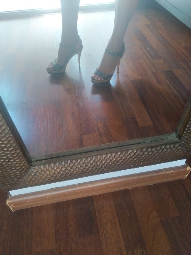 Sandalias tacón negras doradas