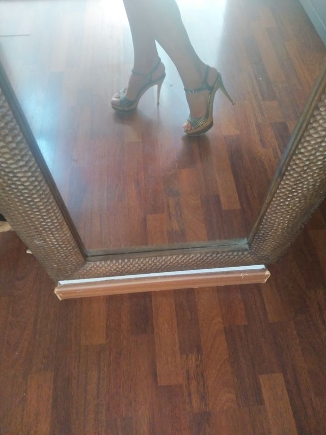 Sandalias tacón negras doradas