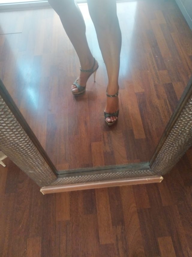 Sandalias tacón negras doradas