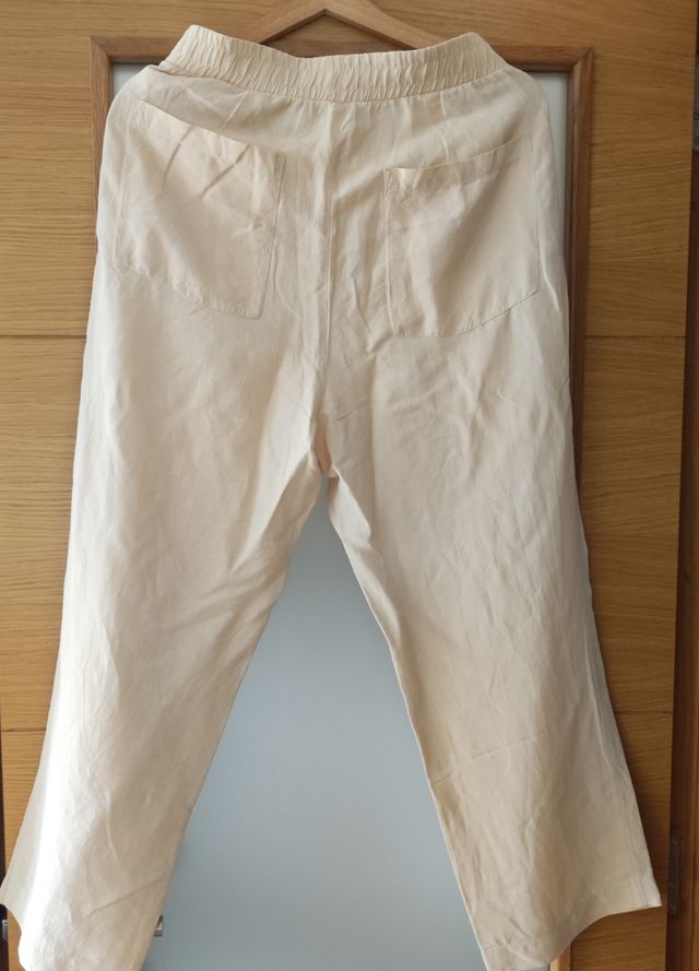 Pantalones beige elegantes