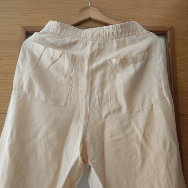Pantalones beige elegantes