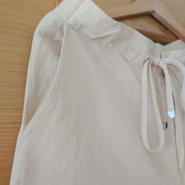 Pantalones beige elegantes