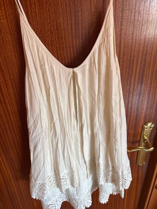 mono color vainilla con bajos adornados de encaje