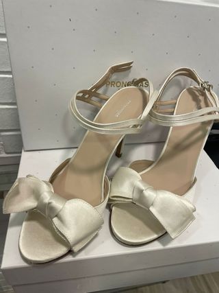 Sandalias PRONOVIAS blancas, lazo