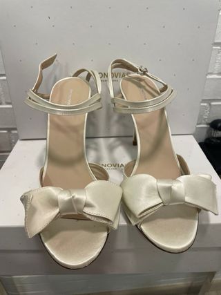 Sandalias PRONOVIAS blancas, lazo